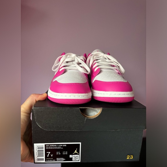 SOLD on cross post 🩷👟Nike Air Jordan 1 Low Shoes👟🩷 - Picture 3 of 3